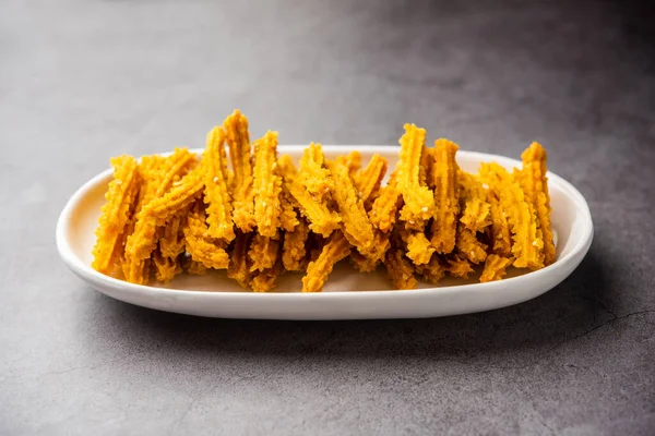 Bhajni chakli çubukları ya da diwali festivali kullanılarak yapılan gevrek murukku atıştırmalıkları.