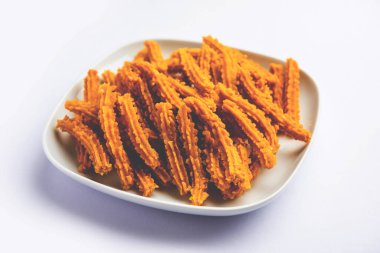 Bhajni chakli çubukları ya da diwali festivali kullanılarak yapılan gevrek murukku atıştırmalıkları.