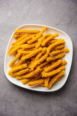 Bhajni chakli çubukları ya da diwali festivali kullanılarak yapılan gevrek murukku atıştırmalıkları.