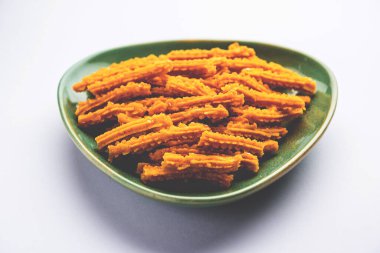 Bhajni chakli çubukları ya da diwali festivali kullanılarak yapılan gevrek murukku atıştırmalıkları.