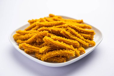 Bhajni chakli çubukları ya da diwali festivali kullanılarak yapılan gevrek murukku atıştırmalıkları.