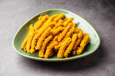 Bhajni chakli çubukları ya da diwali festivali kullanılarak yapılan gevrek murukku atıştırmalıkları.