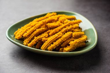 Bhajni chakli çubukları ya da diwali festivali kullanılarak yapılan gevrek murukku atıştırmalıkları.
