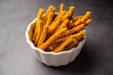 Bhajni chakli çubukları ya da diwali festivali kullanılarak yapılan gevrek murukku atıştırmalıkları.