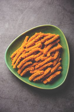Bhajni chakli çubukları ya da diwali festivali kullanılarak yapılan gevrek murukku atıştırmalıkları.