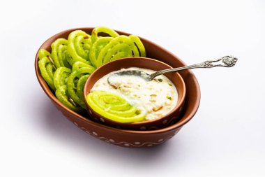 Rabdi Jalebi - Yeşil jilebi ya da Rabri ile yoğunlaştırılmış sütten yapılmış imarati, Hint tatlısı