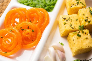 Jalebi ile Khaman Dhokla ya da Imarti, Hindistan 'dan popüler atıştırmalık kombinasyonu.