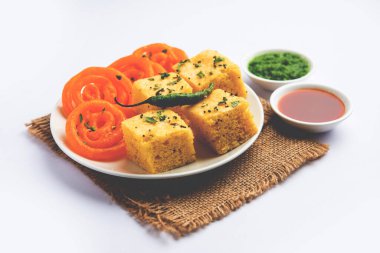 Jalebi ile Khaman Dhokla ya da Imarti, Hindistan 'dan popüler atıştırmalık kombinasyonu.