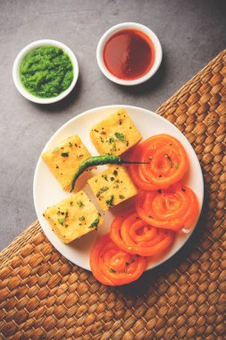 Jalebi ile Khaman Dhokla ya da Imarti, Hindistan 'dan popüler atıştırmalık kombinasyonu.