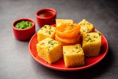 Jalebi ile Khaman Dhokla ya da Imarti, Hindistan 'dan popüler atıştırmalık kombinasyonu.