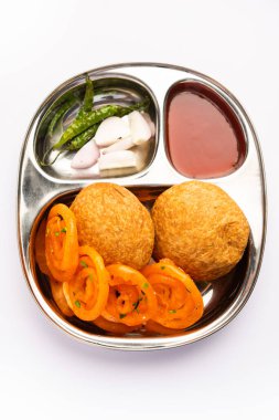 Jalebi ile Kachori, Hindistan 'dan aperatif kombinasyonu Kachauri, Kachodi, katchuri, imarti de denir.