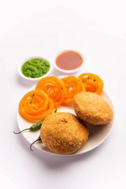 Jalebi ile Kachori, Hindistan 'dan aperatif kombinasyonu Kachauri, Kachodi, katchuri, imarti de denir.