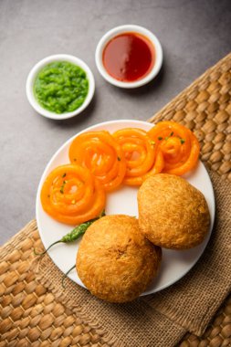 Jalebi ile Kachori, Hindistan 'dan aperatif kombinasyonu Kachauri, Kachodi, katchuri, imarti de denir.