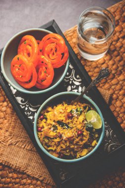 Aloo Poha ve Jalebi, aperatif kombinasyonu Imarti ve Kande Pohe de denir.