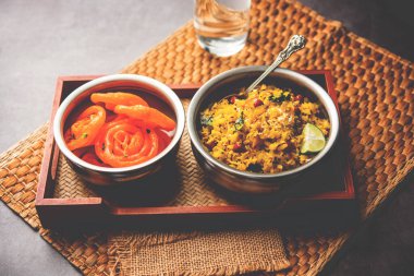 Aloo Poha ve Jalebi, aperatif kombinasyonu Imarti ve Kande Pohe de denir.