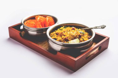 Aloo Poha ve Jalebi, aperatif kombinasyonu Imarti ve Kande Pohe de denir.