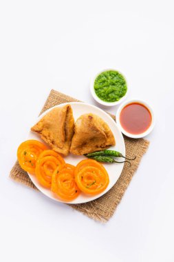 Sebzeli Samosa, Jalebi, abur cubur kombinasyonu Imarti ve Sambusa da denir.