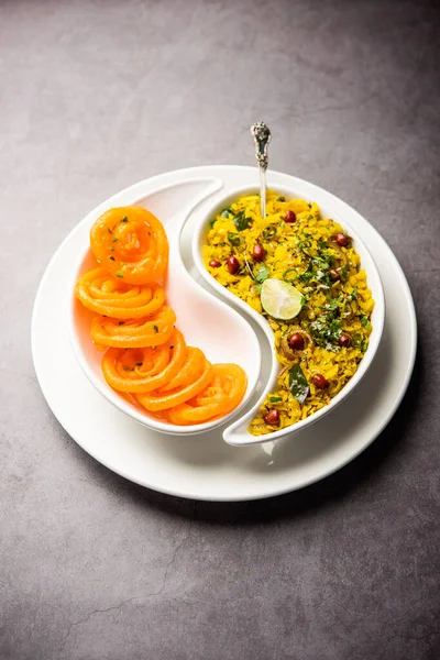 Aloo Poha Con Jalebi Combinación Bocadillos También Llamados Imarti Kande —  Fotos de Stock