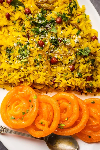 Aloo Poha Con Jalebi Combinación Bocadillos También Llamados Imarti Kande —  Fotos de Stock