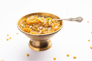 Besan Halwa, shira, sheera gram un, ghee ve şekerden yapılan zengin bir tatlıdır.