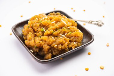 Besan Halwa, shira, sheera gram un, ghee ve şekerden yapılan zengin bir tatlıdır.