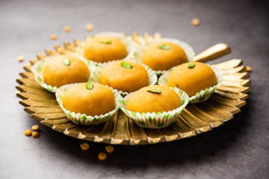 Besan Peda,pedha, pera. Popüler Hint mithai gram unu, Ghee, Şeker, Süt