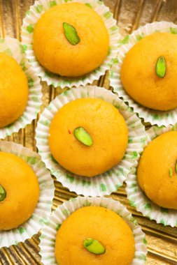 Besan Peda,pedha, pera. Popüler Hint mithai gram unu, Ghee, Şeker, Süt