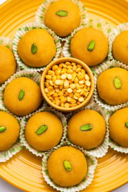 Besan Peda,pedha, pera. Popüler Hint mithai gram unu, Ghee, Şeker, Süt