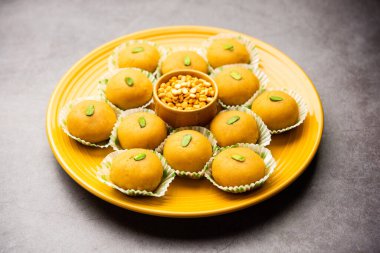 Besan Peda,pedha, pera. Popüler Hint mithai gram unu, Ghee, Şeker, Süt