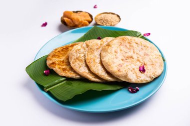 Makar Sankranti için Til Gul roti. Tatlı Chapati, susam tohumları ve jaggery kullanarak yapılan poli