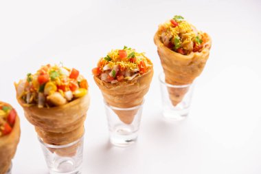 Kutchi Cone Chaat Hindistan 'dan popüler bir parti aperatifi.