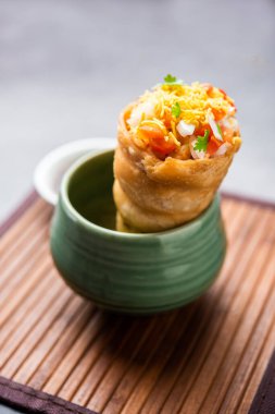 Kutchi Cone Chaat Hindistan 'dan popüler bir parti aperatifi.