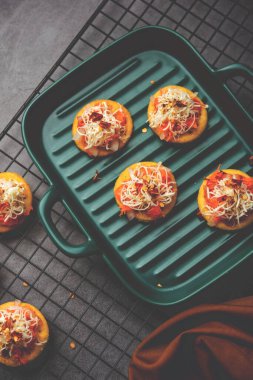 Papdi pizza mini yemek ısırıkları, Hintli çocukların en sevdiği parti atıştırmalıkları.