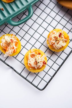 Papdi pizza mini yemek ısırıkları, Hintli çocukların en sevdiği parti atıştırmalıkları.