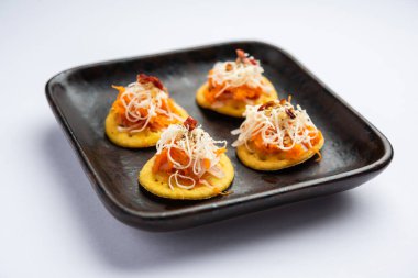 Papdi pizza mini yemek ısırıkları, Hintli çocukların en sevdiği parti atıştırmalıkları.