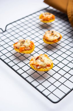Papdi pizza mini yemek ısırıkları, Hintli çocukların en sevdiği parti atıştırmalıkları.