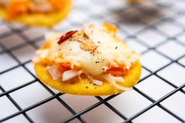 Papdi pizza mini yemek ısırıkları, Hintli çocukların en sevdiği parti atıştırmalıkları.