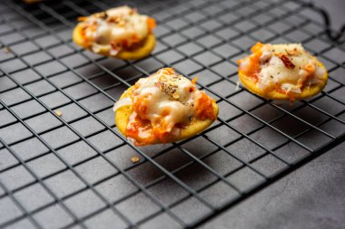 Papdi pizza mini yemek ısırıkları, Hintli çocukların en sevdiği parti atıştırmalıkları.