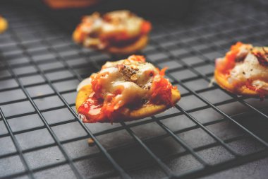 Papdi pizza mini yemek ısırıkları, Hintli çocukların en sevdiği parti atıştırmalıkları.