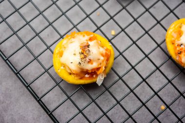 Papdi pizza mini yemek ısırıkları, Hintli çocukların en sevdiği parti atıştırmalıkları.