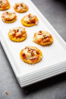 Papdi pizza mini yemek ısırıkları, Hintli çocukların en sevdiği parti atıştırmalıkları.