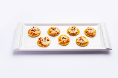 Papdi pizza mini yemek ısırıkları, Hintli çocukların en sevdiği parti atıştırmalıkları.