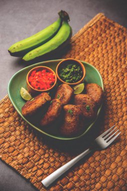 Çiğ muz pirzolası da muz ya da kacche kele ki tikki ya da köfte olarak adlandırılır.