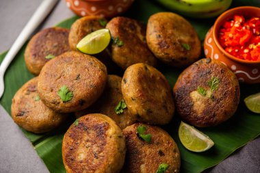 Çiğ muz pirzolası da muz ya da kacche kele ki tikki ya da köfte olarak adlandırılır.