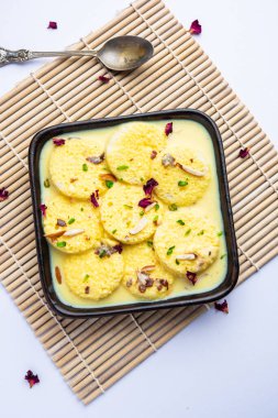 Ekmek Rasmalai, geleneksel Ras Malai 'nin paneer yerine dilimlenmiş ekmek versiyonu.
