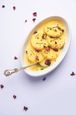 Ekmek Rasmalai, geleneksel Ras Malai 'nin paneer yerine dilimlenmiş ekmek versiyonu.