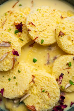 Ekmek Rasmalai, geleneksel Ras Malai 'nin paneer yerine dilimlenmiş ekmek versiyonu.