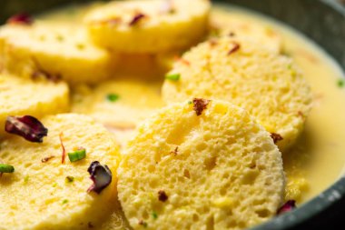 Ekmek Rasmalai, geleneksel Ras Malai 'nin paneer yerine dilimlenmiş ekmek versiyonu.
