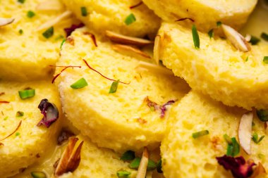 Ekmek Rasmalai, geleneksel Ras Malai 'nin paneer yerine dilimlenmiş ekmek versiyonu.