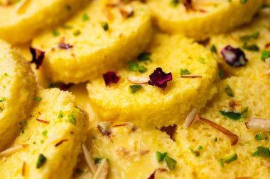 Ekmek Rasmalai, geleneksel Ras Malai 'nin paneer yerine dilimlenmiş ekmek versiyonu.